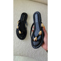 Claquettes noires détails dorés