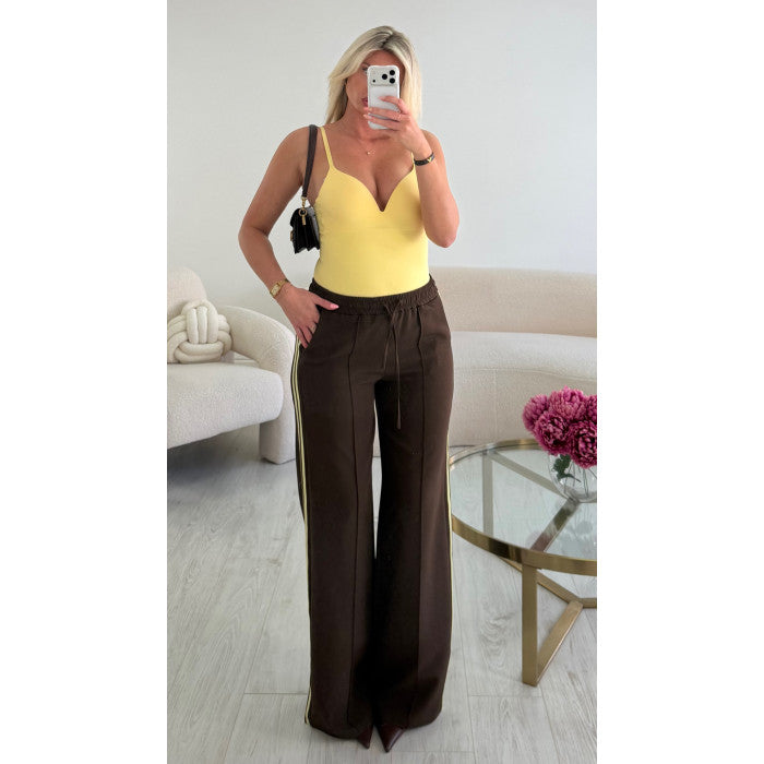 Pantalon casual choco bandes jaune